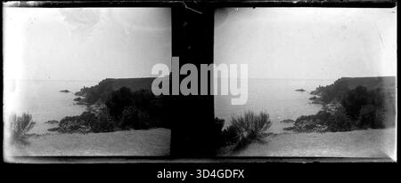 Côte de Santa Cristina d'Aro, capturée par Josep Maria Armengol i Bas entre 1899 et 1910. L'image montre le littoral pittoresque avec vue sur l'océan et le terrain naturel environnant. Banque D'Images