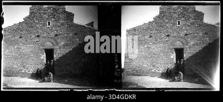 Personnes à l'entrée du monastère de Sant Llorenç del Munt, capturées entre 1899 et 1910 par Josep Maria Armengol i Bas. Cette image illustre la signification religieuse et culturelle du site. Banque D'Images