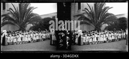 Photographie prise par Josep Maria Armengol i Bas en 1904, montrant un groupe de filles, de personnalités religieuses et de personnes en procession. Cette image capture un événement religieux historique en Catalogne. Banque D'Images