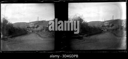 Un groupe de personnes marchant vers le château et la maison Bellesguard, situé à Barcelone, Espagne. Cette image a été capturée par Josep Maria Armengol i Bas entre 1899 et 1910. Banque D'Images