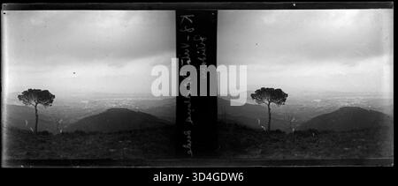 Cette photographie offre une vue de la ville de Barcelone depuis Tibidabo, capturée par Josep Maria Armengol i Bas entre 1899 et 1910. L'image offre une vue panoramique de la ville, mettant en valeur le paysage urbain et les zones environnantes. Banque D'Images