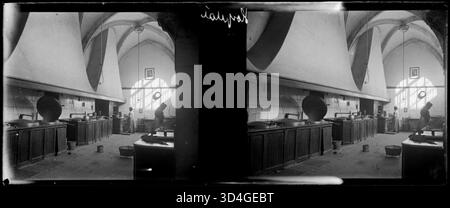 Cette image représente la cuisine de l'ancien Hôpital de la Santa Creu à Barcelone. Prise par Josep Maria Armengol i Bas entre 1899 et 1910, la photo montre une vue historique de l'un des espaces fonctionnels de l'hôpital. Banque D'Images