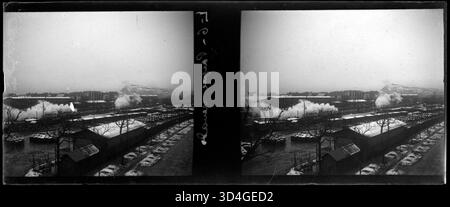 Cette image montre un parc enneigé à Barcelone, capturé par Josep Maria Armengol i Bas entre 1899 et 1910. La photographie illustre le parc en hiver, avec de la neige recouvrant le sol et les arbres, mettant en évidence la saison hivernale en milieu urbain. Banque D'Images