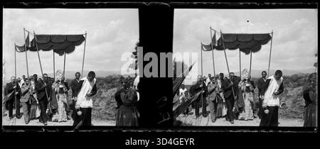 Photographie d'une procession dans les montagnes, prise par Josep Maria Armengol i Bas entre 1899 et 1910. L'image représente une procession religieuse ou culturelle dans une région montagneuse de Catalogne. Banque D'Images