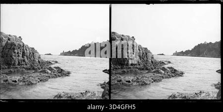 Une côte rocheuse à Santa Cristina d'Aro, capturée par Josep Domènech i Sàbat entre 1922 et 1934. La photo met en valeur la beauté naturelle accidentée du littoral. Banque D'Images