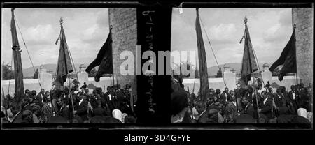 Photographie des habitants de Lleronins célébrant leur Festa Major, capturée par Josep Maria Armengol i Bas entre 1899 et 1910. L'image met en valeur l'ambiance festive de l'événement. Banque D'Images