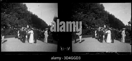 Un groupe de personnes rassemblées dans un parc à Barcelone, photographié par Josep Maria Armengol i Bas entre 1899 et 1910. L'image capture une scène paisible de la vie quotidienne dans la ville au début du XXe siècle. Banque D'Images