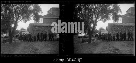 L'image montre une procession catalane, capturée par Josep Maria Armengol i Bas entre 1899 et 1910. La photographie capture les personnes impliquées dans la procession, participant probablement à un événement religieux ou culturel, avec des vêtements traditionnels et des éléments cérémoniels visibles. Banque D'Images