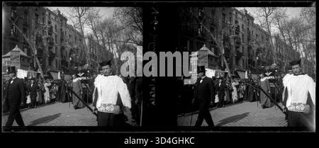 Funérailles d'un évêque catalan capturé par Josep Maria Armengol i Bas entre 1899 et 1910. L'image reflète un événement religieux et culturel solennel en Catalogne pendant cette période. Banque D'Images