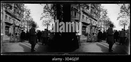 Les gens marchant à travers la foire de Noël, capturé par Josep Maria Armengol i Bas entre 1899 et 1910. Cette image reflète le shopping festif et la vie publique en Catalogne pendant la période des fêtes. Banque D'Images