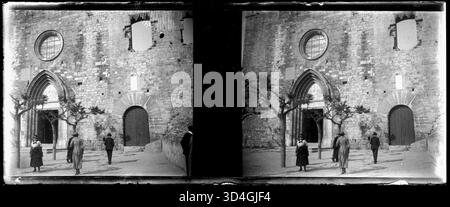Image de 1899 à 1910 montrant plusieurs personnes debout devant l'église de Blanes, prise par Josep Maria Armengol i Bas. Banque D'Images