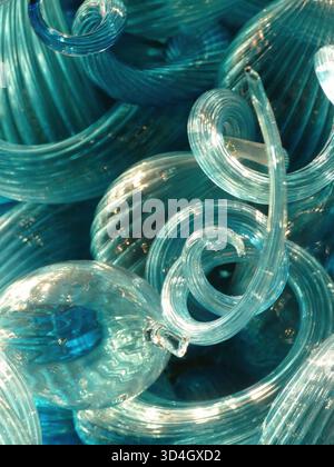 SEATTLE - APR 25, 2025 - la lumière réfléchissant et réfractant à travers des rubans de verre turquoise tourbillonnant crée une composition abstraite fascinante, idéale pour fo Banque D'Images