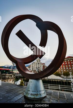 Variante ovoide de la desocupación de la esfera' (variation ovoïde du vide de la sphère) du sculpteur basque Jorge Oteiza, Bilbao, Espagne, Banque D'Images