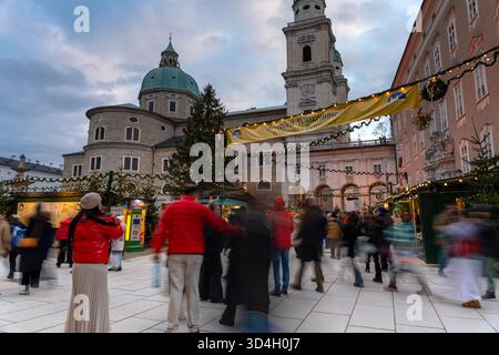 Salzbourg, Autriche - 23 décembre 2024 : stands festifs et lumières sur le marché de vacances historique de Salzbourg Banque D'Images