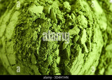 Poudre de Matcha vert. Gros plan de poudre de matcha vert éclatant Banque D'Images