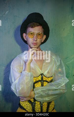 portrait élégant d'un homme portant un chapeau et des lunettes Banque D'Images