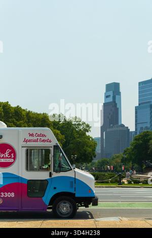 Camion rose avec une bande bleue dessus. Il est garé sur le côté de la route. Le camion fait la publicité de Pink's Ice Cream. Philadelphie Banque D'Images