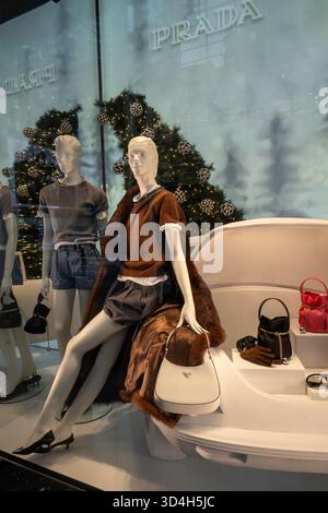 Prada Designer Store a ouvert ses portes sur la Cinquième avenue 2025, New York City, États-Unis Banque D'Images