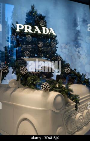 Prada Designer Store a ouvert ses portes sur la Cinquième avenue 2025, New York City, États-Unis Banque D'Images