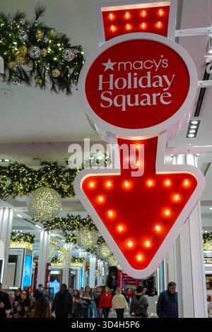 Les décorations de vacances de Macy sont toujours un arrêt touristique populaire à Herald Square, New York City, USA 2025 Banque D'Images