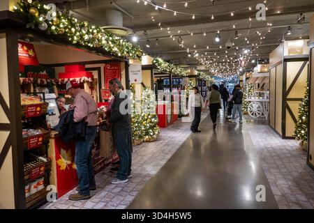 Les décorations de vacances de Macy sont toujours un arrêt touristique populaire à Herald Square, New York City, USA 2025 Banque D'Images