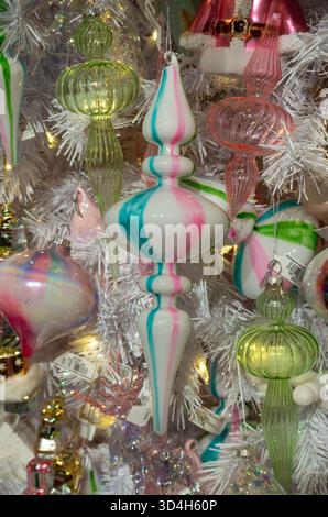 Les décorations de vacances de Macy sont toujours un arrêt touristique populaire à Herald Square, New York City, USA 2025 Banque D'Images