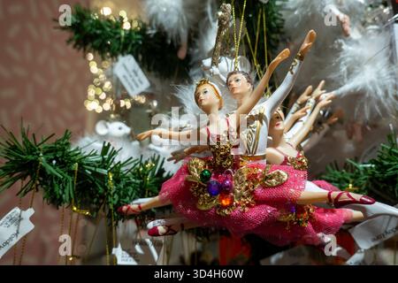 Les décorations de vacances de Macy sont toujours un arrêt touristique populaire à Herald Square, New York City, USA 2025 Banque D'Images