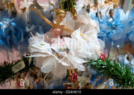Les décorations de vacances de Macy sont toujours un arrêt touristique populaire à Herald Square, New York City, USA 2025 Banque D'Images
