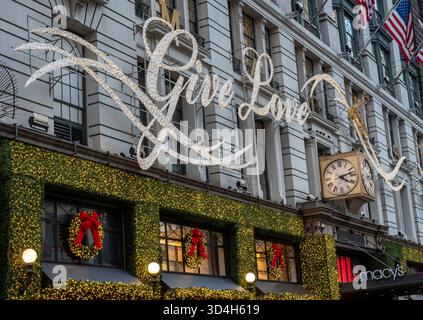 Les décorations de vacances de Macy sont toujours un arrêt touristique populaire à Herald Square, New York City, USA 2025 Banque D'Images