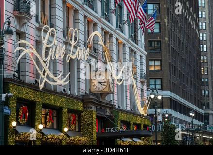 Les décorations de vacances de Macy sont toujours un arrêt touristique populaire à Herald Square, New York City, USA 2025 Banque D'Images