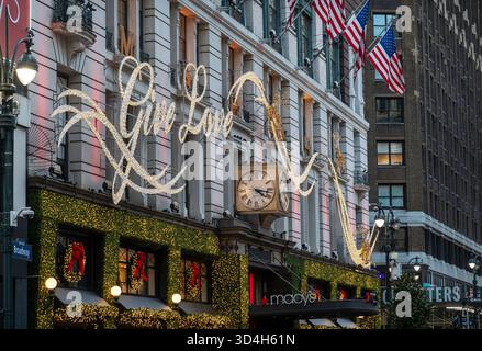Les décorations de vacances de Macy sont toujours un arrêt touristique populaire à Herald Square, New York City, USA 2025 Banque D'Images