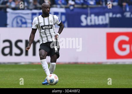 Gelsenkirchen, Allemagne. 08 novembre 2025. Fussball 2. Bundesliga 12. Spieltag FC Schalke 04 - SV Elversberg AM 08.11.2025 in der Veltins Arena in Gelsenkirchen Amara Conde ( Elversberg ) la réglementation du LDF interdit toute utilisation de photographies comme séquences d'images et/ou quasi-vidéo. Foto : Revierfoto crédit : ddp Media GmbH/Alamy Live News Banque D'Images