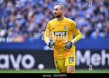 Gelsenkirchen, Allemagne. 08 novembre 2025. Fussball 2. Bundesliga 12. Spieltag FC Schalke 04 - SV Elversberg AM 08.11.2025 in der Veltins Arena in Gelsenkirchen Nicolas Kristof ( Elversberg ) la réglementation du DFL interdit toute utilisation de photographies comme séquences d'images et/ou quasi-vidéo. Foto : Revierfoto crédit : ddp Media GmbH/Alamy Live News Banque D'Images