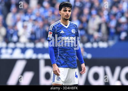 Gelsenkirchen, Allemagne. 08 novembre 2025. Fussball 2. Bundesliga 12. Spieltag FC Schalke 04 - SV Elversberg AM 08.11.2025 in der Veltins Arena in Gelsenkirchen Ayhan Mertcan ( Schalke ) les règlements du LDF interdisent toute utilisation de photographies comme séquences d'images et/ou quasi-vidéo. Foto : Revierfoto crédit : ddp Media GmbH/Alamy Live News Banque D'Images