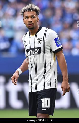 Gelsenkirchen, Allemagne. 08 novembre 2025. Fussball 2. Bundesliga 12. Spieltag FC Schalke 04 - SV Elversberg AM 08.11.2025 in der Veltins Arena in Gelsenkirchen Bambase Conte ( Elversberg ) la réglementation du LDF interdit toute utilisation de photographies comme séquences d'images et/ou quasi-vidéo. Foto : Revierfoto crédit : ddp Media GmbH/Alamy Live News Banque D'Images