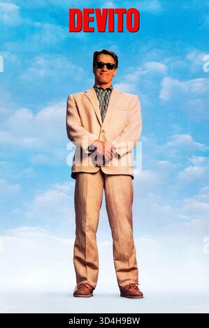 Twins (1988) réalisé par Ivan Reitman et mettant en vedette Arnold Schwarzenegger dans le rôle de Julius Benedict. Deux jumeaux fraternels improbables, séparés à la naissance dans le cadre d'une expérience génétique, se réunissent et se lancent dans un voyage pour retrouver leur mère, découvrant leurs différences marquées et formant un lien unique. Photographie d'une affiche originale US Advance de 1988 À USAGE ÉDITORIAL EXCLUSIF. Crédit : BFA / Universal Pictures Banque D'Images