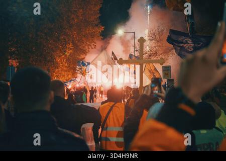 Valjevo, Serbie - 27 octobre 2025 : scènes de la marche étudiante de Cacak à Novi Sad. Protestation contre les autorités pour la responsabilité du Banque D'Images