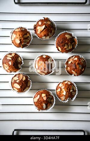 Muffins aux amandes sans gluten refroidissant après la cuisson. Les gâteries sans gluten maison favorisent une alimentation saine et permettent un contrôle total des ingrédients pour un plus Banque D'Images