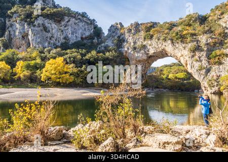 Vallon-Pont-d'Arc, France- 18 novembre 2023 : Vallon-Pont-d'Arc, une grande arche rocheuse naturelle enjambant la rivière Ardèche, un site touristique majeur et un UNM Banque D'Images