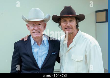 Austin, Texas, États-Unis. 09 novembre 2025. L'acteur MATTHEW MCCONAUGHEY, R, pose avec le chanteur LYLE LOVETT avant de lire la poésie de son nouveau livre 'Poems & Prayers' accompagné de Lovett lors de la clôture du 30e Texas Book Festival dans le centre-ville d'Austin le 9 novembre 2025. Crédit : Bob Daemmrich/Alamy Live News crédit : Bob Daemmrich/Alamy Live News Banque D'Images