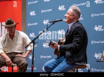 Austin, Texas, États-Unis. 09 novembre 2025. L'auteur-compositeur-interprète texan LYLE LOVETT chante tout en accompagnant l'acteur MATTHEW MCCONAUGHEY l, après que McConaughey ait lu la poésie de son nouveau livre 'Poems & Prayers' lors de la clôture du 30e Texas Book Festival dans le centre-ville d'Austin le 9 novembre 2025. Crédit : Bob Daemmrich/Alamy Live News crédit : Bob Daemmrich/Alamy Live News Banque D'Images