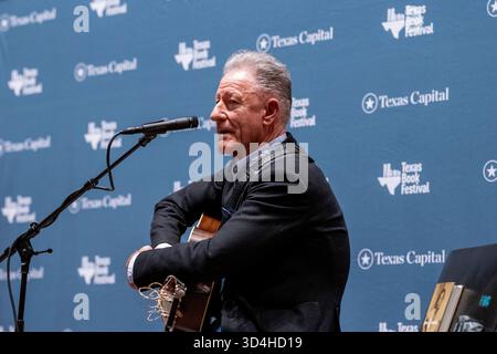 Austin, Texas, États-Unis. 09 novembre 2025. L'auteur-compositeur-interprète texan LYLE LOVETT chante tout en accompagnant l'acteur Matthew McConaughey (non montré) après que McConaughey ait lu des poèmes de son nouveau livre "Poems & Prayers" lors de la clôture du 30e Texas Book Festival dans le centre-ville d'Austin le 9 novembre 2025. Crédit : Bob Daemmrich/Alamy Live News crédit : Bob Daemmrich/Alamy Live News Banque D'Images