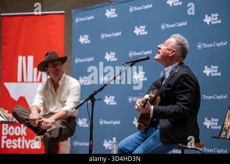 Austin, Texas, États-Unis. 09 novembre 2025. L'auteur-compositeur-interprète texan LYLE LOVETT chante tout en accompagnant l'acteur MATTHEW MCCONAUGHEY l, après que McConaughey ait lu la poésie de son nouveau livre 'Poems & Prayers' lors de la clôture du 30e Texas Book Festival dans le centre-ville d'Austin le 9 novembre 2025. Crédit : Bob Daemmrich/Alamy Live News crédit : Bob Daemmrich/Alamy Live News Banque D'Images