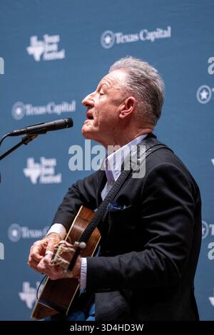 Austin, Texas, États-Unis. 09 novembre 2025. L'auteur-compositeur-interprète texan LYLE LOVETT chante tout en accompagnant l'acteur Matthew McConaughey (non montré) après que McConaughey ait lu des poèmes de son nouveau livre "Poems & Prayers" lors de la clôture du 30e Texas Book Festival dans le centre-ville d'Austin le 9 novembre 2025. Crédit : Bob Daemmrich/Alamy Live News crédit : Bob Daemmrich/Alamy Live News Banque D'Images