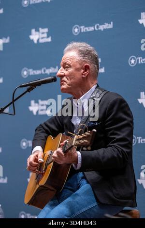 Austin, Texas, États-Unis. 09 novembre 2025. L'auteur-compositeur-interprète texan LYLE LOVETT chante tout en accompagnant l'acteur Matthew McConaughey (non montré) après que McConaughey ait lu des poèmes de son nouveau livre "Poems & Prayers" lors de la clôture du 30e Texas Book Festival dans le centre-ville d'Austin le 9 novembre 2025. Crédit : Bob Daemmrich/Alamy Live News crédit : Bob Daemmrich/Alamy Live News Banque D'Images