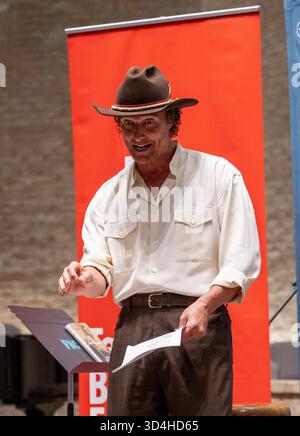 Austin, Texas, États-Unis. 09 novembre 2025. L'acteur MATTHEW MCCONAUGHEY lit de la poésie de son nouveau livre 'Poems & Prayers' lors de la clôture du 30e Texas Book Festival dans le centre-ville d'Austin le 9 novembre 2025. Il est ensuite accompagné du chanteur Lyle Lovett (non représenté). Crédit : Bob Daemmrich/Alamy Live News crédit : Bob Daemmrich/Alamy Live News Banque D'Images