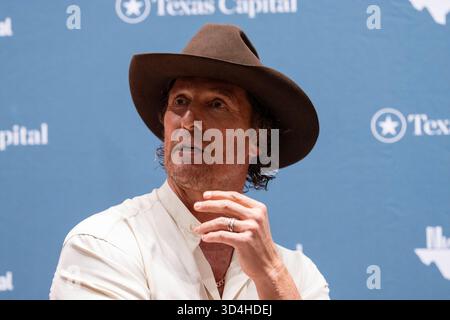Austin, Texas, États-Unis. 09 novembre 2025. L'acteur MATTHEW MCCONAUGHEY lit de la poésie de son nouveau livre 'Poems & Prayers' lors de la clôture du 30e Texas Book Festival dans le centre-ville d'Austin le 9 novembre 2025. Il est ensuite accompagné du chanteur Lyle Lovett (non représenté). Crédit : Bob Daemmrich/Alamy Live News crédit : Bob Daemmrich/Alamy Live News Banque D'Images