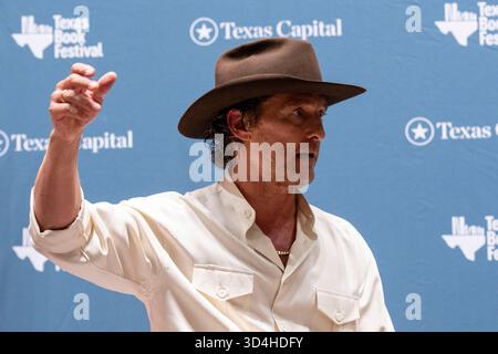 Austin, Texas, États-Unis. 09 novembre 2025. L'acteur MATTHEW MCCONAUGHEY lit de la poésie de son nouveau livre 'Poems & Prayers' lors de la clôture du 30e Texas Book Festival dans le centre-ville d'Austin le 9 novembre 2025. Il est ensuite accompagné du chanteur Lyle Lovett (non représenté). Crédit : Bob Daemmrich/Alamy Live News crédit : Bob Daemmrich/Alamy Live News Banque D'Images