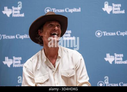 Austin, Texas, États-Unis. 09 novembre 2025. L'acteur MATTHEW MCCONAUGHEY lit de la poésie de son nouveau livre 'Poems & Prayers' lors de la clôture du 30e Texas Book Festival dans le centre-ville d'Austin le 9 novembre 2025. Il est ensuite accompagné du chanteur Lyle Lovett (non représenté). Crédit : Bob Daemmrich/Alamy Live News crédit : Bob Daemmrich/Alamy Live News Banque D'Images