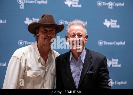 Austin, Texas, États-Unis. 09 novembre 2025. L'acteur MATTHEW MCCONAUGHEY pose sur scène avec le chanteur Lyle Lovett alors qu'ils clôturent le 30e Texas Book Festival. ©Bob Daemmrich Banque D'Images